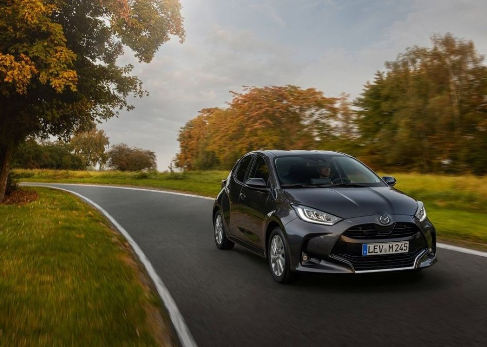 Recenzja miejskiego hatchbacka Mazda 2 Hybrid