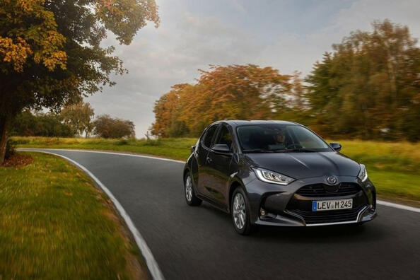 Recenzja miejskiego hatchbacka Mazda 2 Hybrid