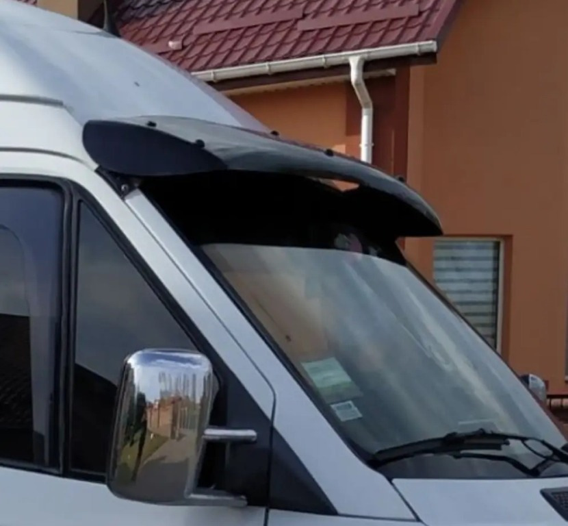 Owiewka na przednią szybę samochodu: co to jest i jak wybrać