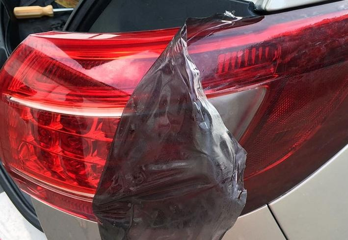 Jak usunąć folię barwiącą z reflektorów samochodowych?
