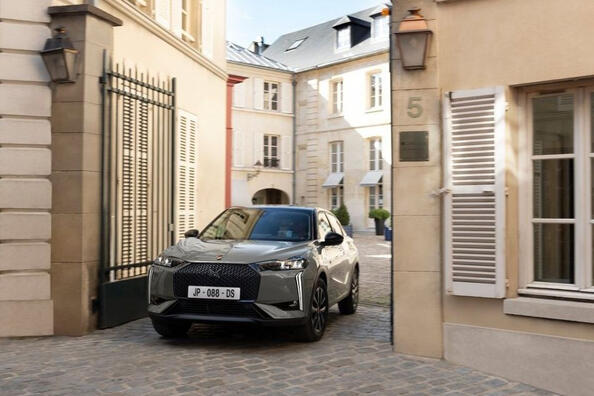 Recenzja zaktualizowanego elektrycznego crossovera DS 3 E-Tense