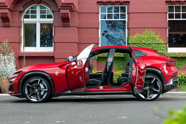 Recenzja sportowego crossovera z napędem na wszystkie koła Ferrari Purosangue Zdjęcie 4