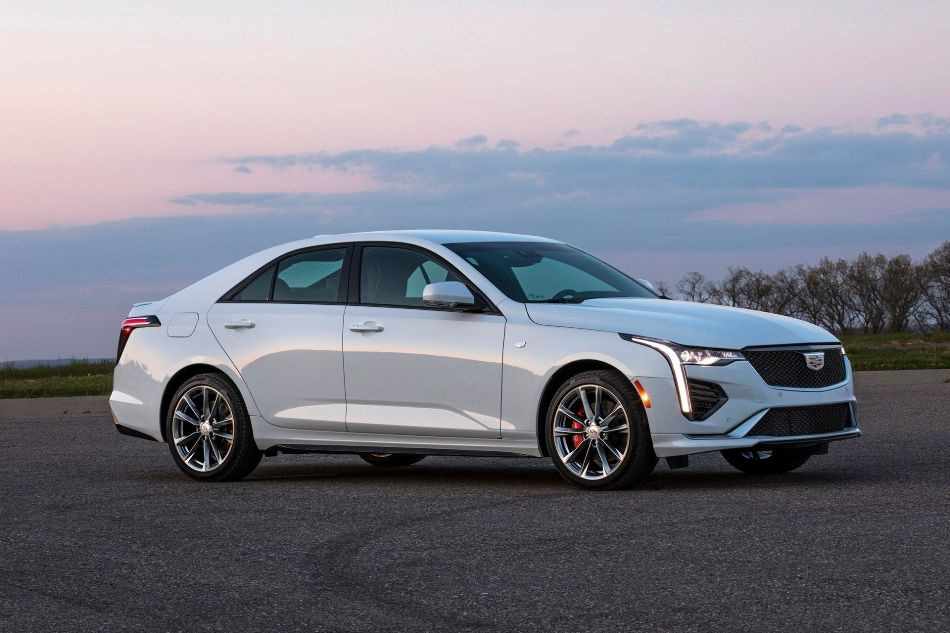 Cadillac CT4: luksus, osiągi i technologia w kompaktowym sedanie