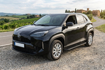 Toyota Yaris/Yaris Cross (XP210) 2020- Progi Boczne Bosphore Black (2 szt., Aluminium) zdjęcia 1