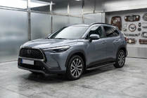 Toyota Corolla Cross 2020- Progi Boczné Tayga Black (2 szt., Aluminium) zdjęcia 1