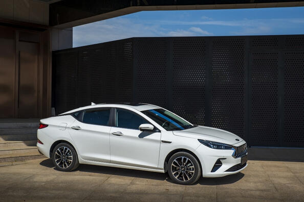 Recenzja liftbacku JAC J7