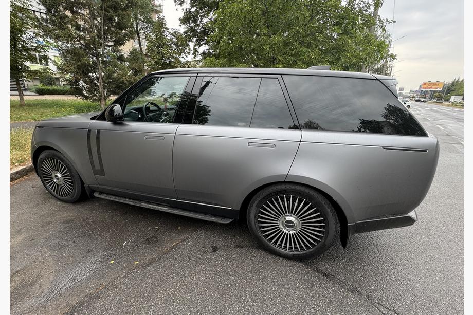 Range Rover V L460 2021- Stopnie boczne oryginalny design (do SWB) Image