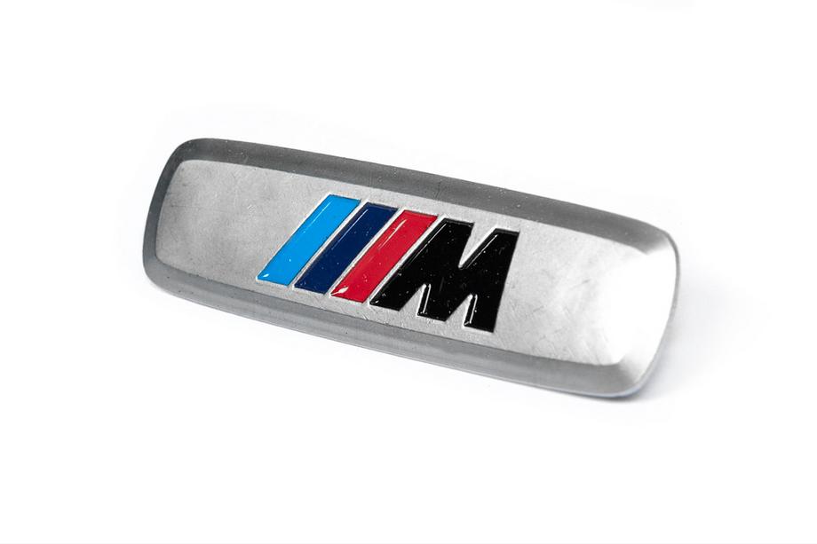 BMW Aluminiowy emblemat do dywaników samochodowych (1 szt., M Series) Zdjęcia 2