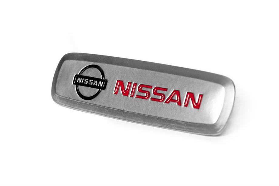 Nissan Emblemat aluminiowy do dywaników (1 szt) Zdjęcia 2
