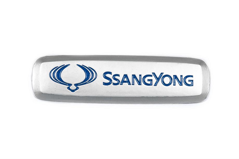 SsangYong Emblemat aluminiowy do dywaników (1 szt) Image