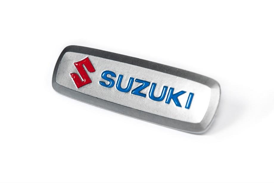 Suzuki Emblemat aluminiowy do dywaników (1 szt) Zdjęcia 2