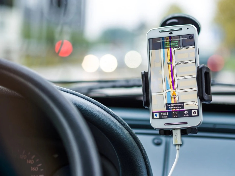 Aplikacje mobilne dla kierowców: niezastąpieni asystenci w drodze