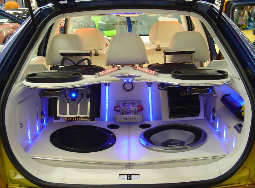 Wysokiej jakości dźwięk w drodze: tworzymy idealny system audio