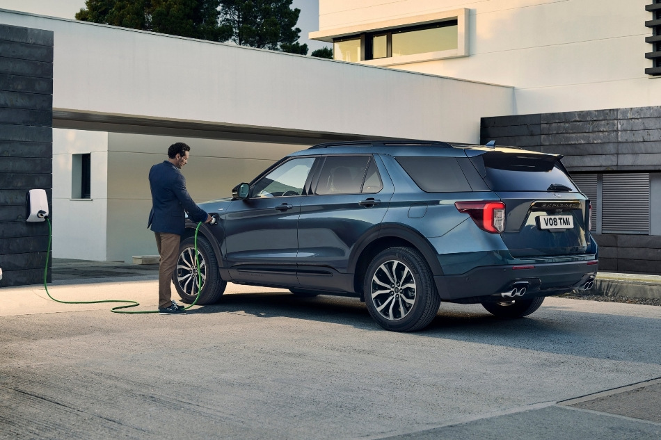 Ford Explorer Hybrid: ekonomiczny kompromis w świecie dużych crossoverów