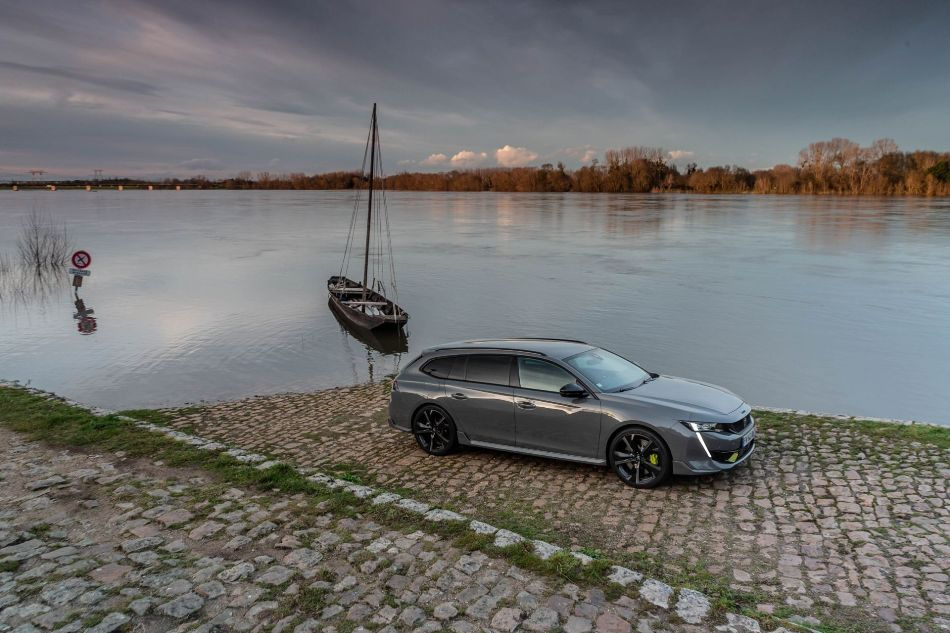 Recenzja hybrydowego kombi Peugeot 508 SW PSE o mocy 360 koni mechanicznych