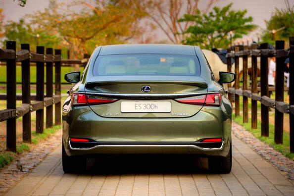 Lexus ES Hybrid: luksus i cisza na napędzie elektrycznym Zdjęcie 4