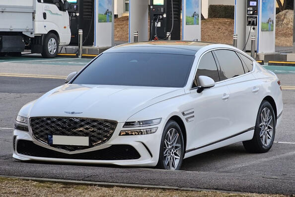 Recenzja Genesis G80 z 2023 r.: Zaktualizowany koreański sedan premium właśnie stał się jaśniejszy