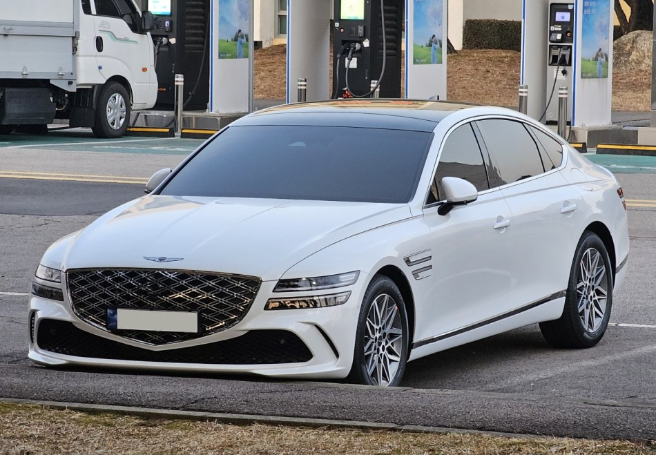 Recenzja Genesis G80 z 2023 r.: Zaktualizowany koreański sedan premium właśnie stał się jaśniejszy