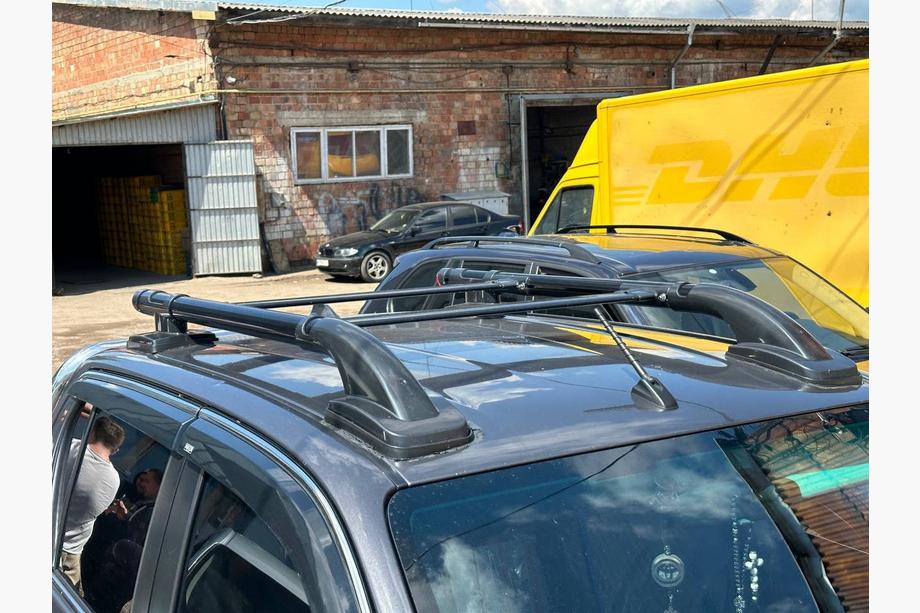 Toyota Hilux 2015- Relingi dachowe Shark z belką poprzeczną Czarny Image
