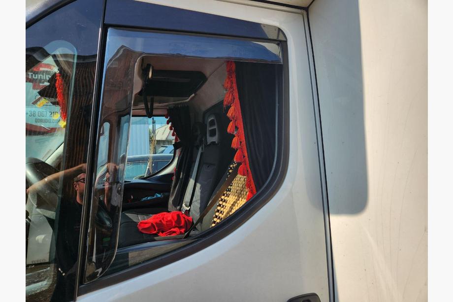 Iveco Daily 2014- Wkładane owiewki szyb (przyciemniane, 2 szt., Cagatay) Image