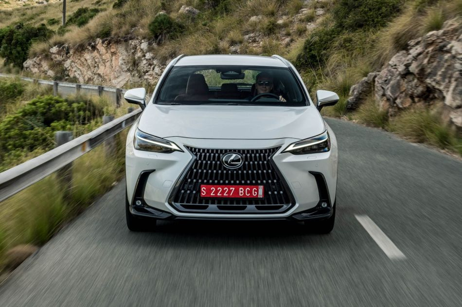 Recenzja Lexusa NX II generacji: połączenie sportowego charakteru i komfortu