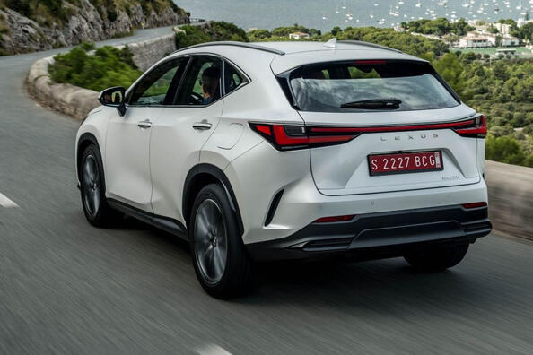 Recenzja Lexusa NX II generacji: połączenie sportowego charakteru i komfortu Zdjęcie 4