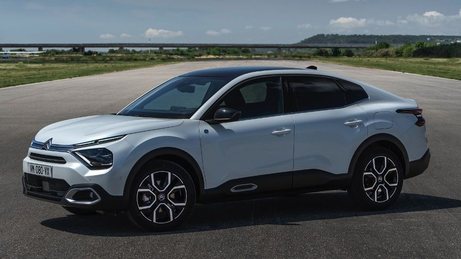 Recenzja elektrycznego fastbacka Citroena e-C4 X