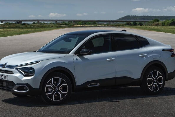 Recenzja elektrycznego fastbacka Citroena e-C4 X
