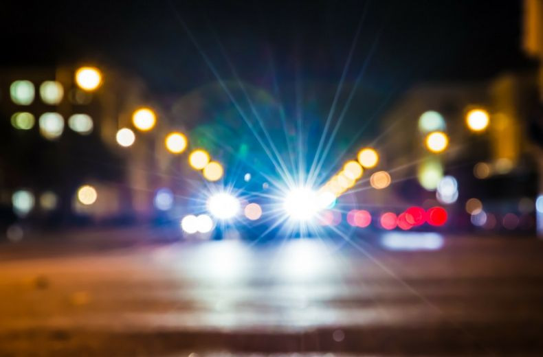 Dlaczego jeden reflektor samochodowy świeci jaśniej od drugiego: powody i co robić