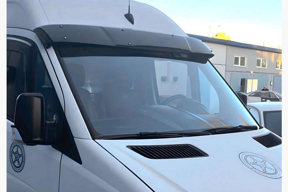 Mercedes Sprinter W906 2006–2018 Daszek na przednią szybę V-3 (czarny połysk, 5mm) Image