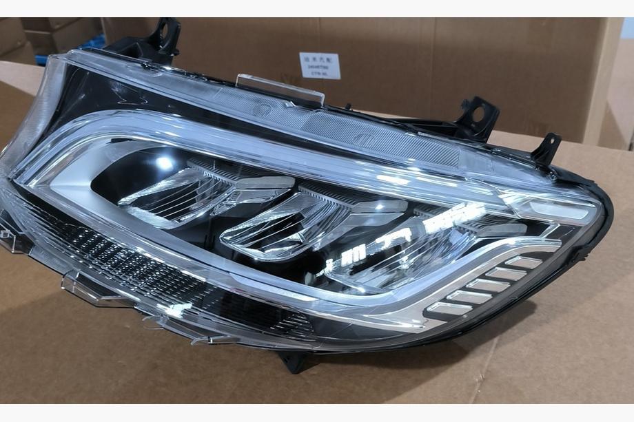 Mercedes Sprinter W907/W910 2018- Reflektory przednie LED (Oryginał 2025, Zestaw 2 szt.) Zdjęcia 2