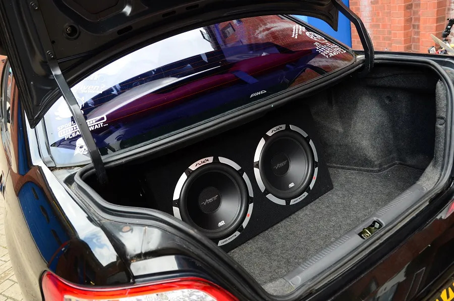 Subwoofer w samochodzie: co to jest i dlaczego jest potrzebny?