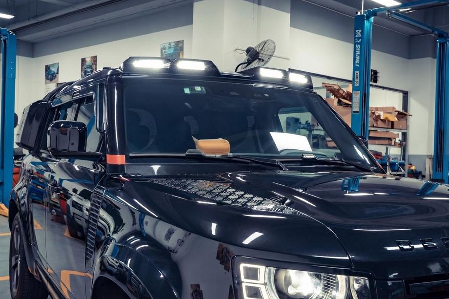 Land Rover Defender 2019- Daszek na szybę czołową z 4 LED Image