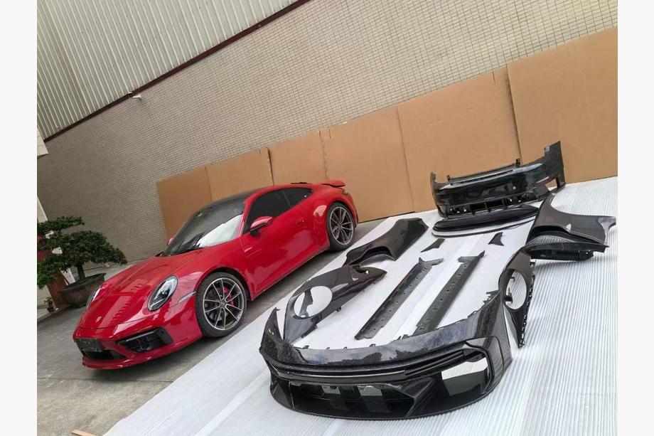 Porsche 911 (992) 2018– Zestaw Body Kit Carbon Image