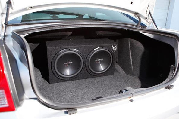 Jak wybrać dobry subwoofer do samochodu: porady dla miłośników muzyki