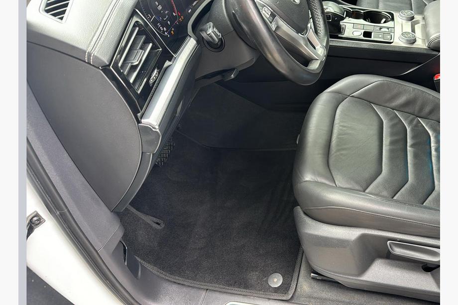 Volkswagen Touareg 2018- Dywaniki welurowe Premium (czarne) Image