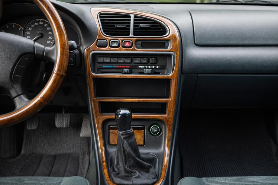 Mazda 323 1977-2003 Nakładki na deskę rozdzielczą (Orzech, F 1994-1997) Image