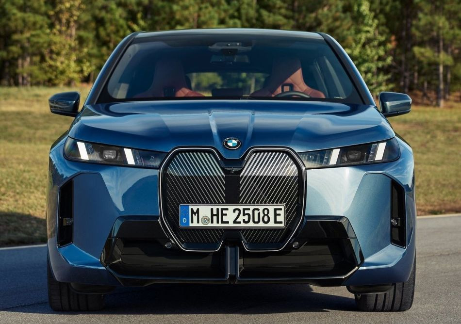 Recenzja zaktualizowanego elektrycznego crossovera BMW iX 2025