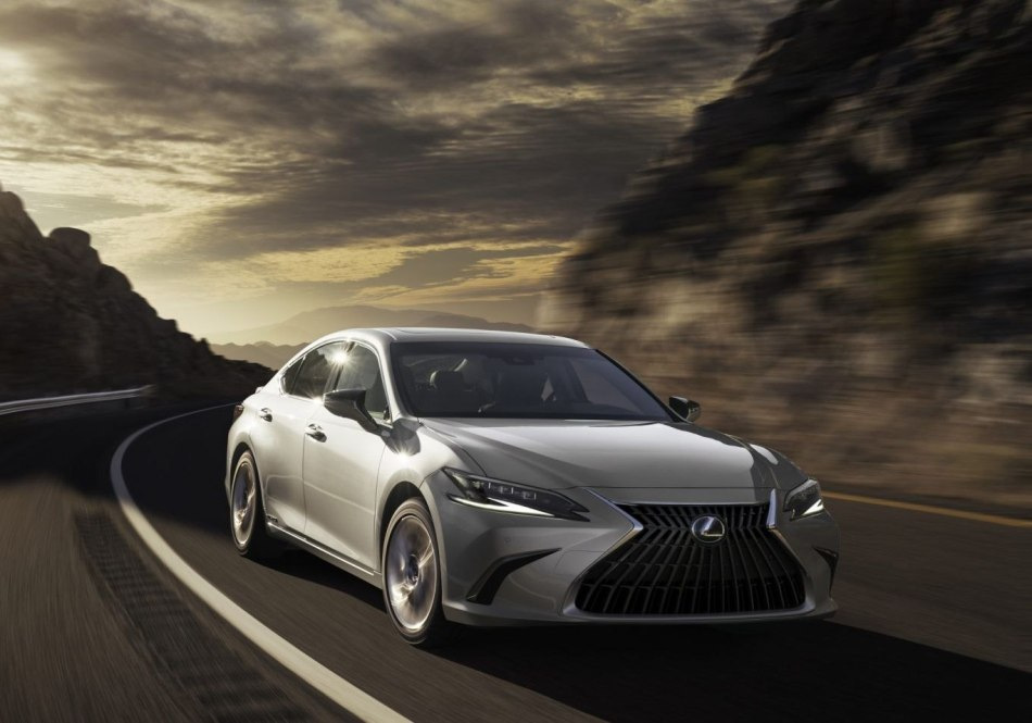 Lexus ES: recenzja sedana klasy biznesowej