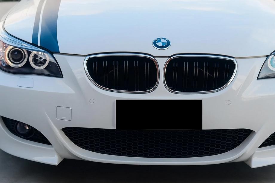 BMW 5 Series E60/E61 2003-2010 Nerki M-Look (Czarny Połysk z Chromowaną Ramką) Image