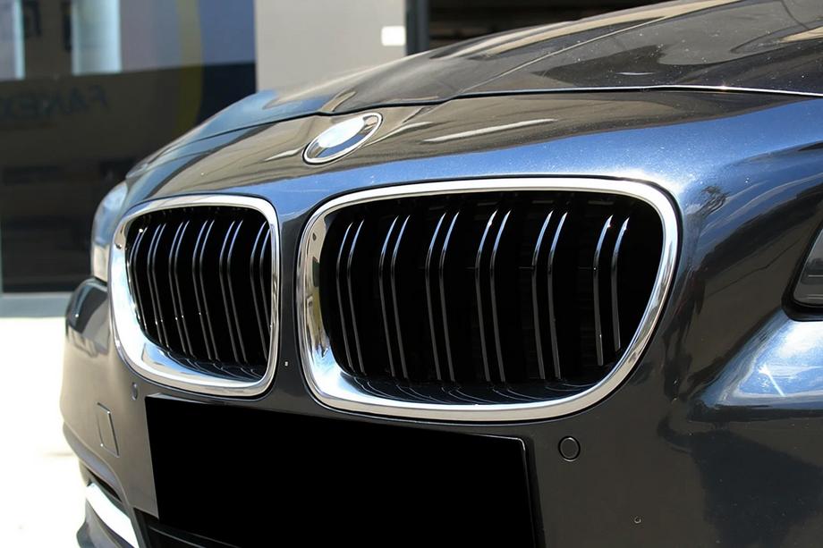 BMW 5 Series F10/F11 2010–2016 Nerki M-Look (Czarny Połysk z Chromowaną Ramką) Image