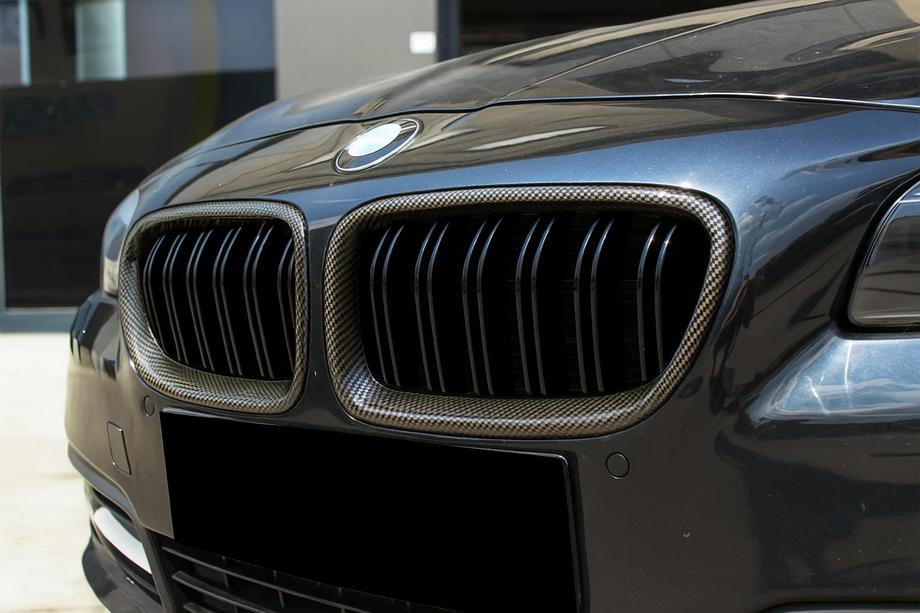 BMW 5 Series F10/F11 2010–2016 Nerki M-Look (czarny polysk z hydrodrukiem karbonowym) Image