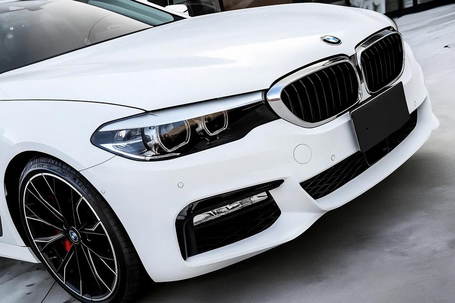 BMW Seria 5 G30/G31 2017–2023 Nerki 1 Listwa (2017-2020, Czarny Połysk z Chromowaną Ramką) Image