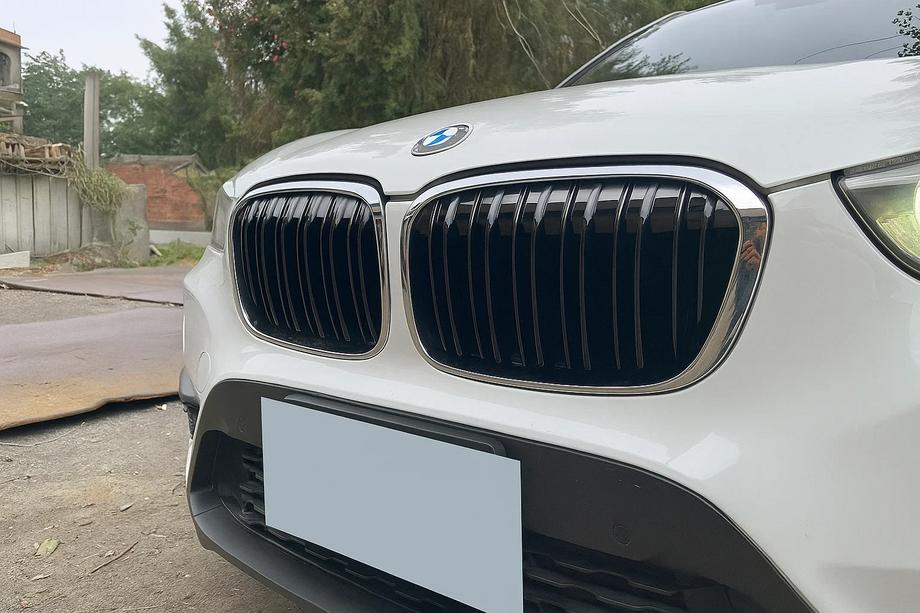 BMW X1 F48 2015-2022 Nerki M-Look (2015-2019, Czarny Połysk z Chromowaną Ramką) Image