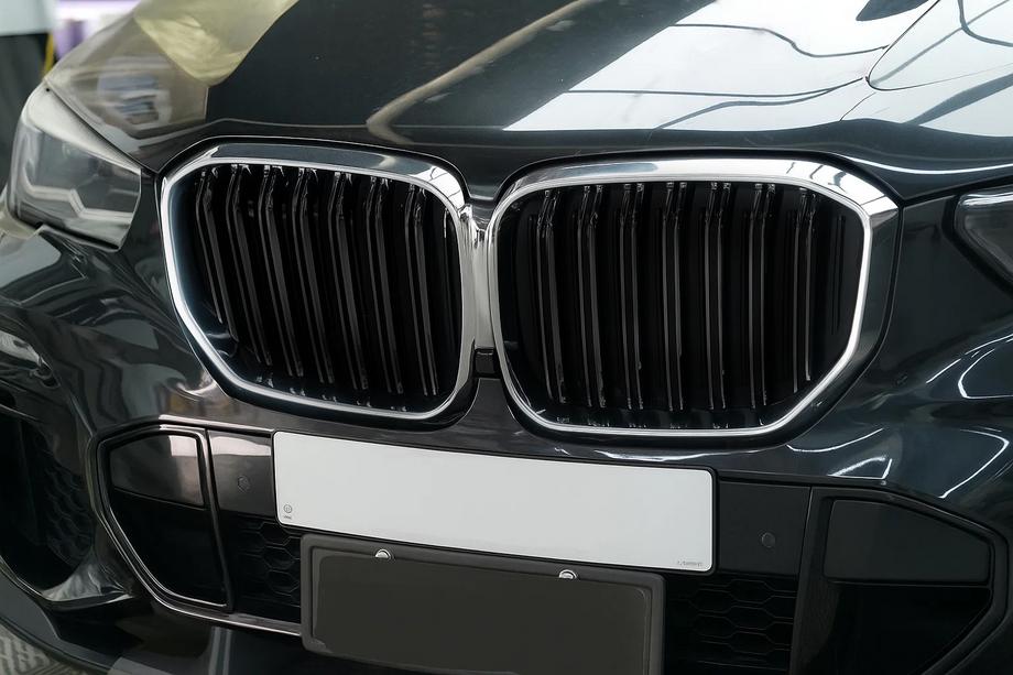 BMW X5 G05 2019–2026 Nerki M-Look (2019-2022, Czarny Połysk z Chromowaną Ramką) Image
