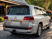 Toyota Land Cruiser 200 2007-2021 Nakładka tylna bez chromu 2016↗ (Executive 2019/2021, pod hak holowniczy) Czarny zdjęcia 2