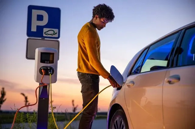 Samochód elektryczny stracił moc na drodze: co robić?