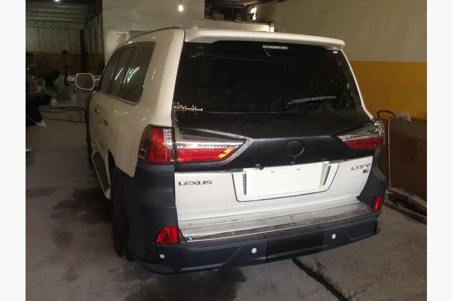 Lexus LX570/450d 2008-2022 Tylne lampy z zestawu liftingowego GBT Wewnętrzna lewa lampa tylna (pokrywa bagażnika) Image