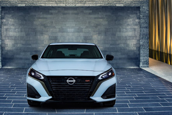 Odświeżony Nissan Altima: świeże spojrzenie na klasyczną limuzynę