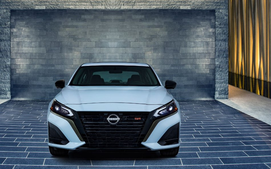 Odświeżony Nissan Altima: świeże spojrzenie na klasyczną limuzynę